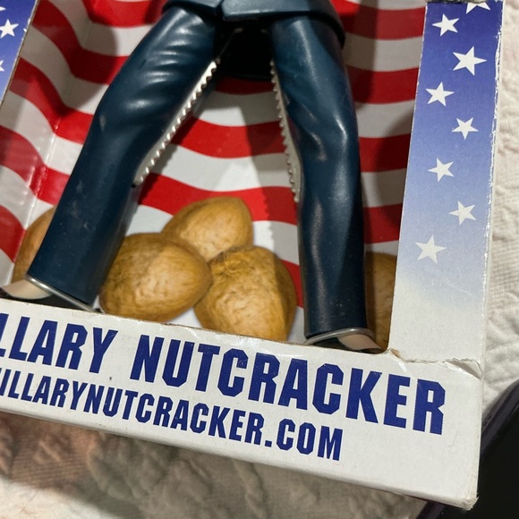 🌹 NIB The Hillary Nutcracker - Picture 7 of 7